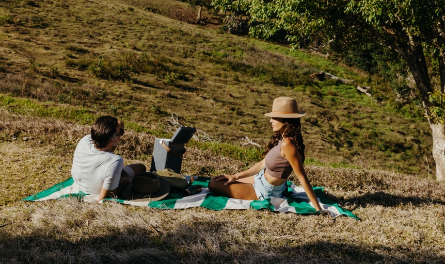 couple en pique-nique paisible dans la nature
