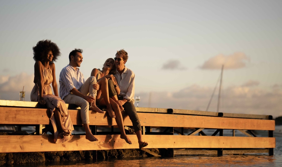 des couples savourant un coucher de soleil romantique sur la plage