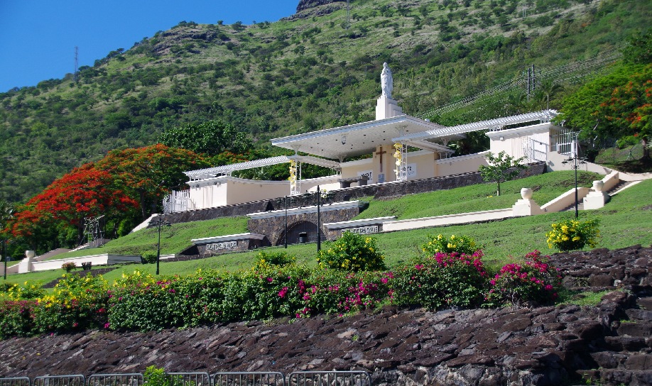 la chapelle et le sanctuaire de marie reine de la paix