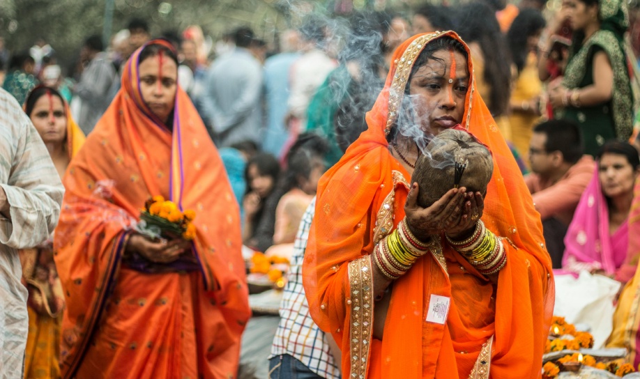 Dévots indiens accomplissant des rituels traditionnels à Ganga Talao pendant le festival de Maha Shivratri