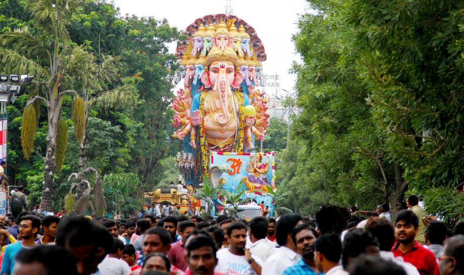 Pèlerins portant leurs kawals en route vers Ganga Talao pendant le festival de Maha Shivaratri