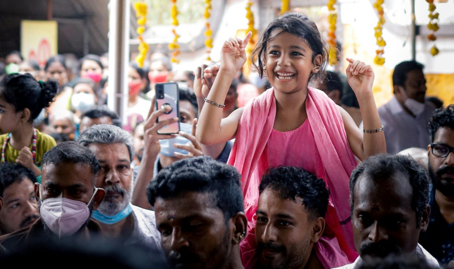 Un groupe de personnes profitant d'une marche saine vers Ganga Talao pour le festival de Maha Shivratri à Maurice