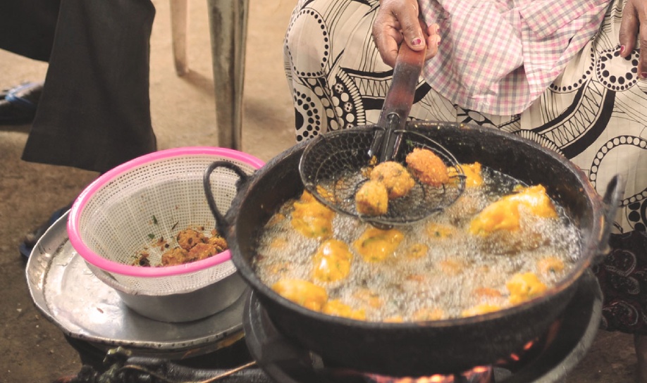 Femme âgée faisant frire de délicieuses pâtisseries huileuses pour les pèlerins de Maha Shivratri