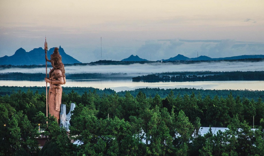 Une vue à couper le souffle du vaste Grand Bassin avec la majestueuse statue de Shiva