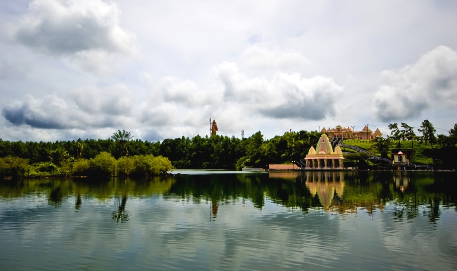 Vue panoramique sur le lac-cratère de Ganga Talao à Maurice