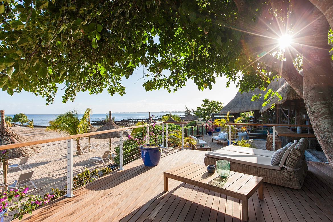 Esplanade en bois et vue sur mer