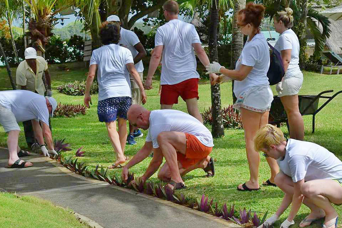 Residents de l'hôtel réunis pour planter des plantes et des fleurs