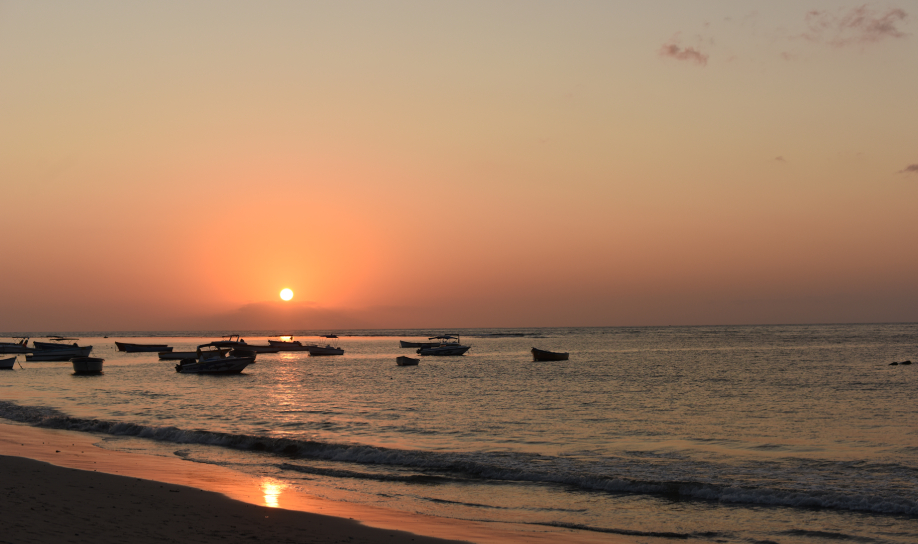 Instant magique du coucher de soleil sur la côte ouest