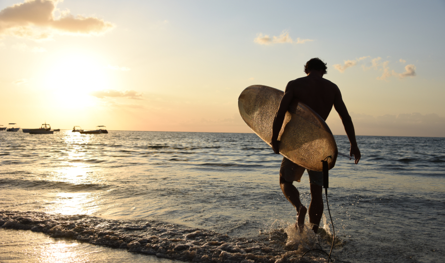 Surfez sur les vagues de la Baie de Tamarin