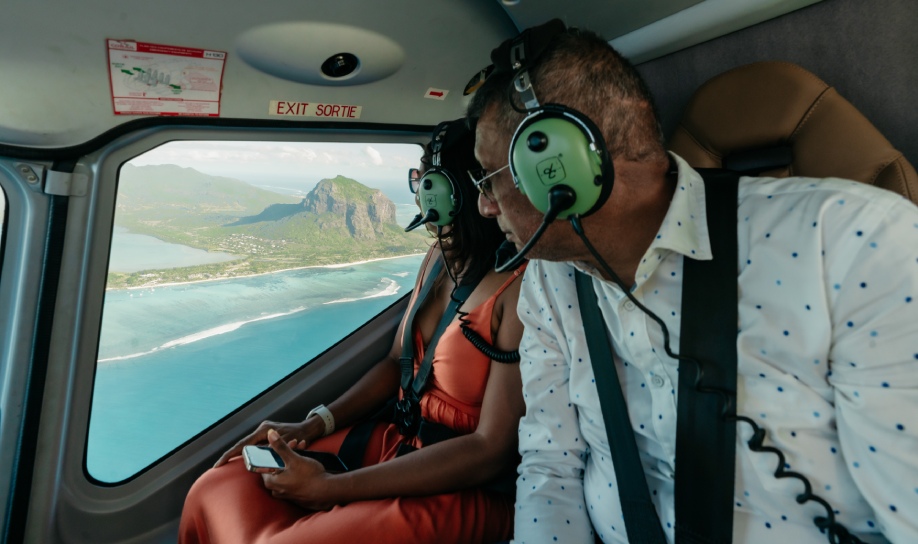 Vue aérienne des chutes d’eau sous-marines de l’île Maurice en hélicoptère