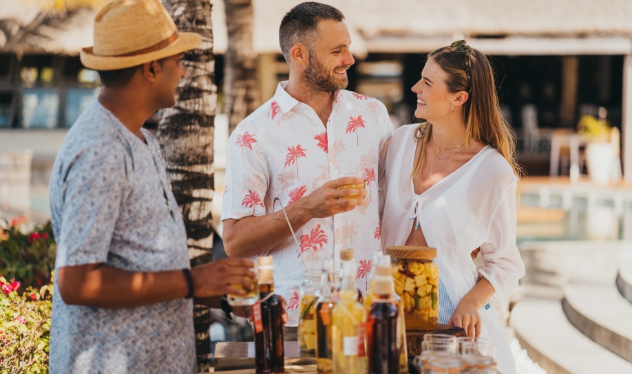Warm interaction between a Veranda Hotels employee and a couple in Mauritius