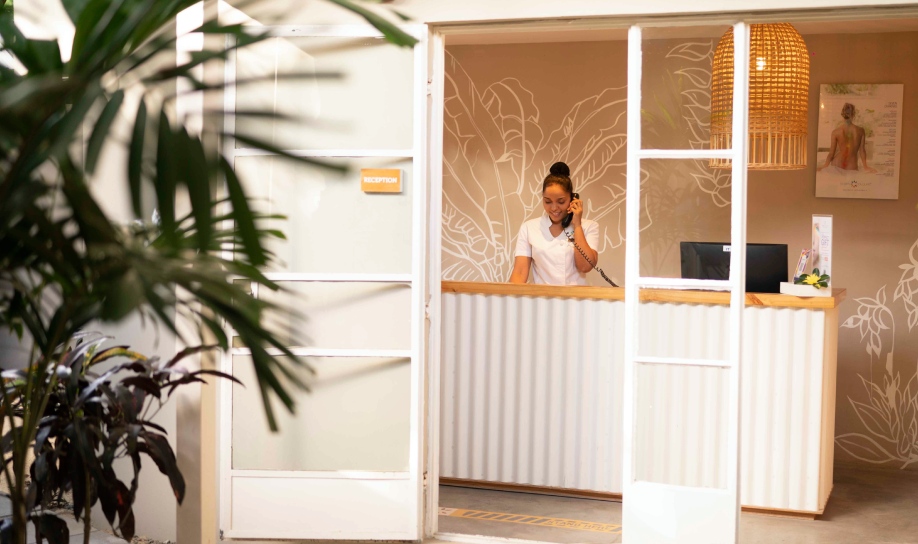 Employé de Veranda Resorts souriant, offrant un service régulier