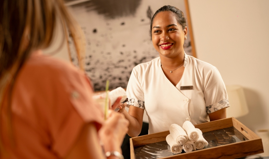 Le personnel du resort accueillant les clients avec le sourire, illustrant un service chaleureux