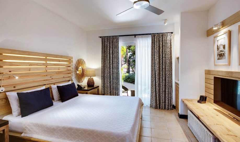 La chambre du Veranda Hotel, offrant un espace confortable et lumineux au style tropical