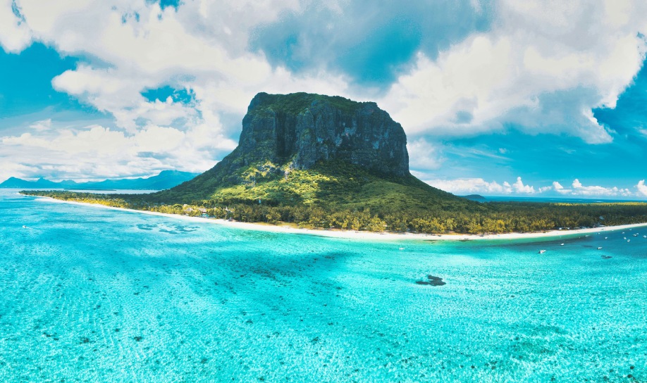 Île Maurice mettant en avant ses plages, montagnes, eaux cristallines et paysages naturels préservés