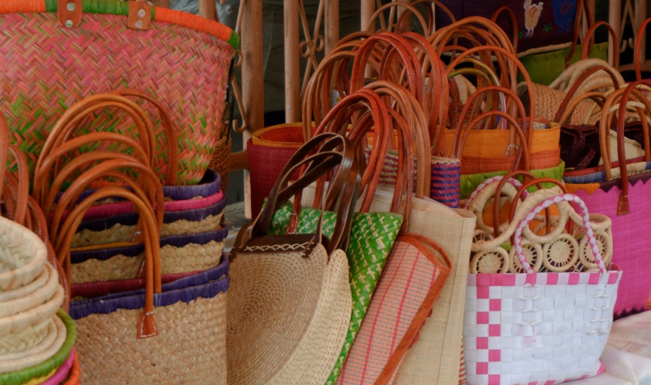 Souvenir artisanal de l’île Maurice, panier en raffia fait main