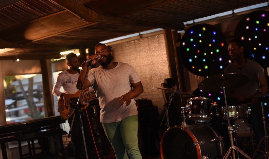 Artiste mauricien donnant un concert