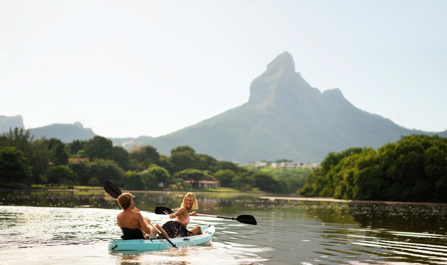 Une histoire d’amour lors d’un mariage au Veranda Resort à l’île Maurice, dans un cadre tropical avec plage et vue sur la mer