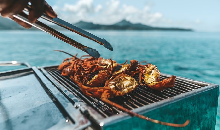 Barbecue au coucher du soleil sur la plage de Palmar à l’île Maurice