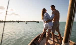 couple en excursion en bateau vers une île déserte