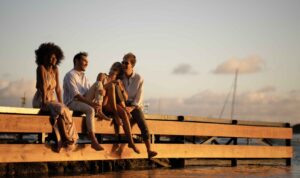 des couples savourent un coucher de soleil romantique sur la plage