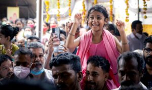Un groupe de personnes profitant d'une marche saine vers Ganga Talao pour le festival de Maha Shivratri à Maurice