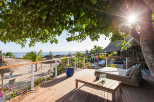 Esplanade en bois et vue sur mer