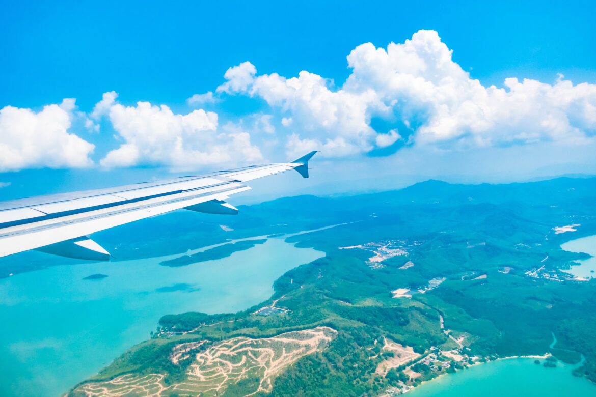 Vue de l’île Maurice depuis le hublot d’un avion pour des vacances de dernière minute