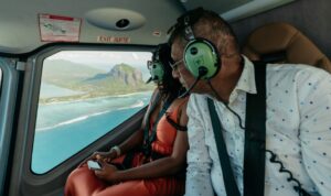 Vue aérienne des chutes d’eau sous-marines de l’île Maurice en hélicoptère