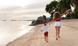 Famille heureuse en vacances à la plage pendant noel a l'ile Maurice