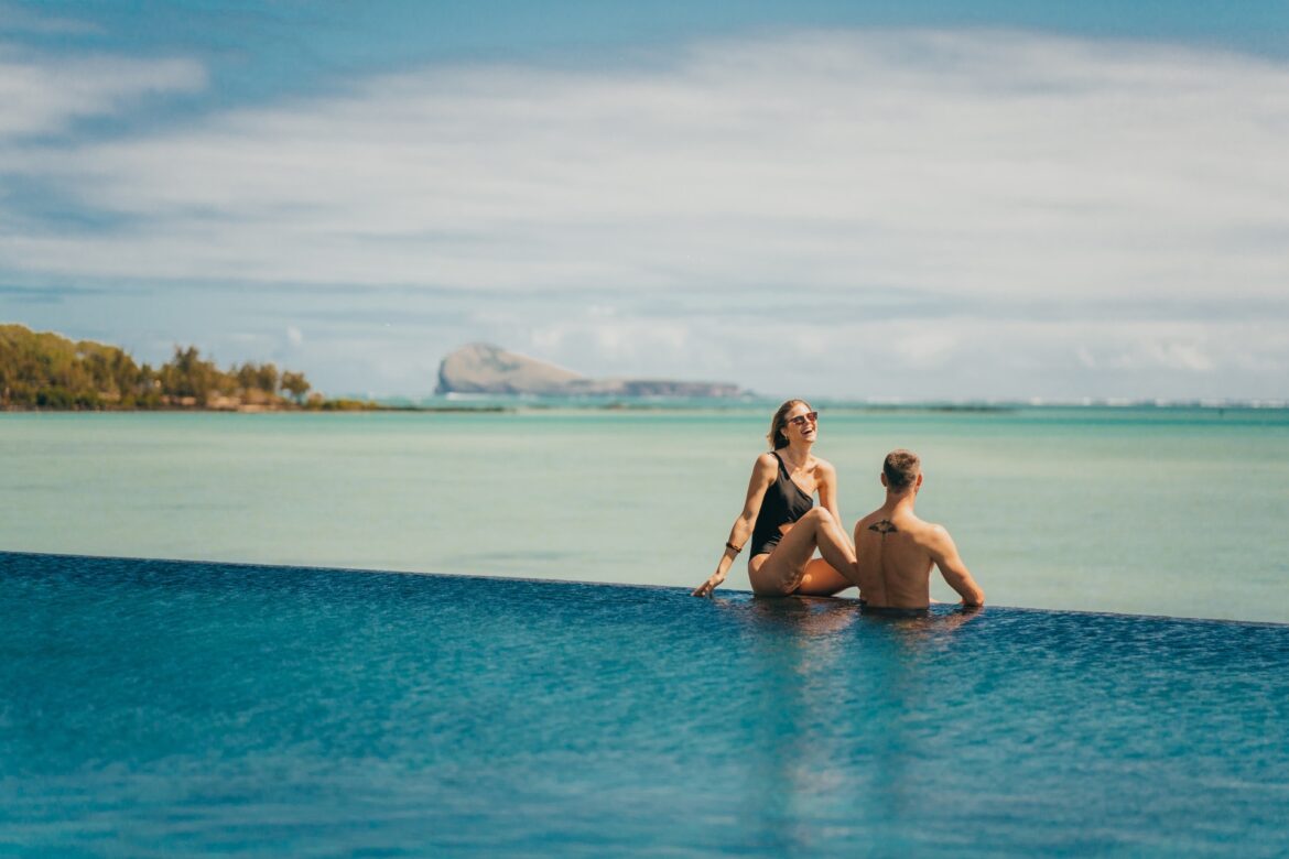 Couple en lune de miel se relaxant au Veranda Resorts à l’île Maurice, profitant d’une escapade tropicale paisible
