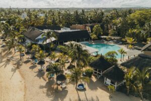 Vue aérienne de l’hôtel Veranda Pointe aux Biches, mettant en avant sa plage, son lagon turquoise et son cadre tropical
