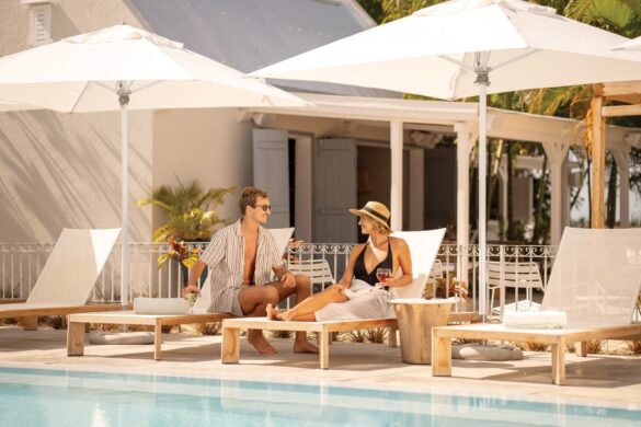 Personne en vacances à l’île Maurice profitant d’un cocktail sous le soleil chaleureux