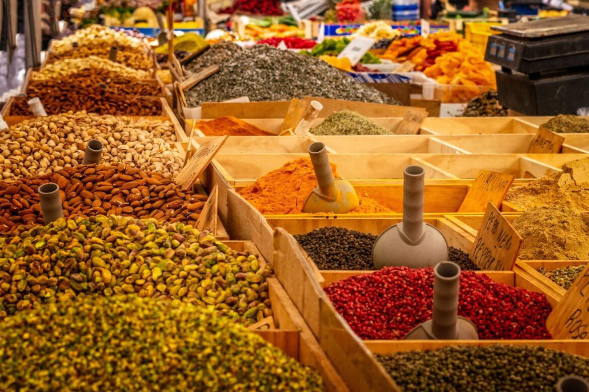 Marché coloré à l’île Maurice avec des étals vibrants et une ambiance animée